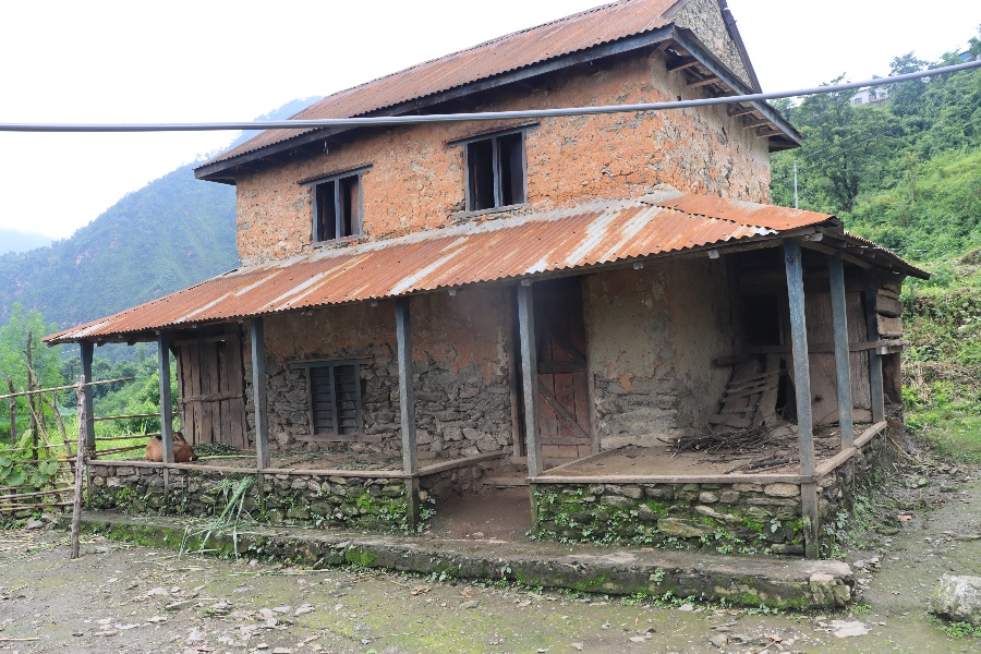 रित्तिँदै गाउँ, जीर्ण बन्दै घर