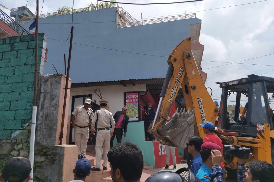 पोखरामा पृथ्वीचोकदेखि विजयपुरसम्म सडक मापदण्डमा पर्ने संरचना हटाउन शुरू