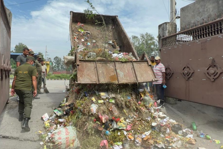 वीरगन्ज महानगरले ३ उद्योगको मुख्यद्वारमा फोहोर थुपारिदियो