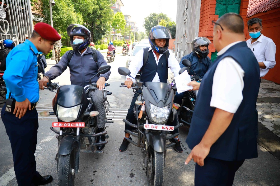 सिंहदरबार गेटमा कर्मचारीमाथि सतर्कता केन्द्रको अनुगमन 