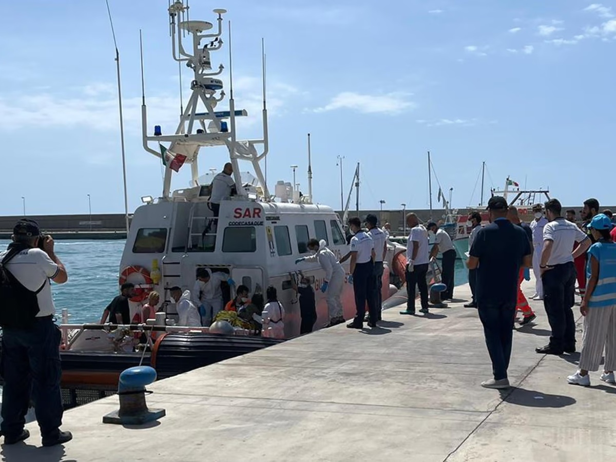 इटलीमा दुईवटा जहाज डुब्दा ११ आप्रवासीको मृत्यु, दर्जनौँ बेपत्ता