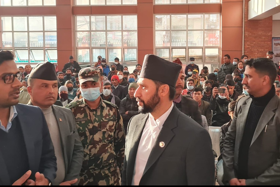 राहदानी विभागमा गृहमन्त्री लामिछानेको अनुगमन