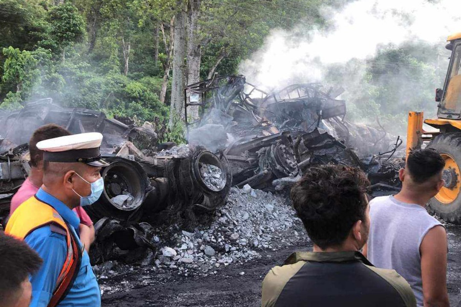 मकवानपुरमा २ वटा ट्रक ठोक्किएर आगलागी, ३ जनाको मृत्यु