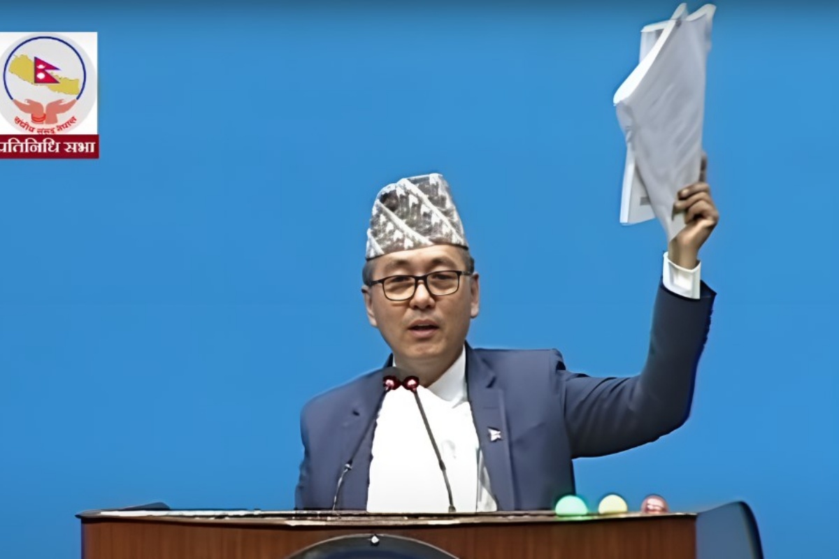 राजेन्द्र लिंदेनले रोस्टममै च्याते भौतिक मन्त्रालयको बजेट पुस्तिका 