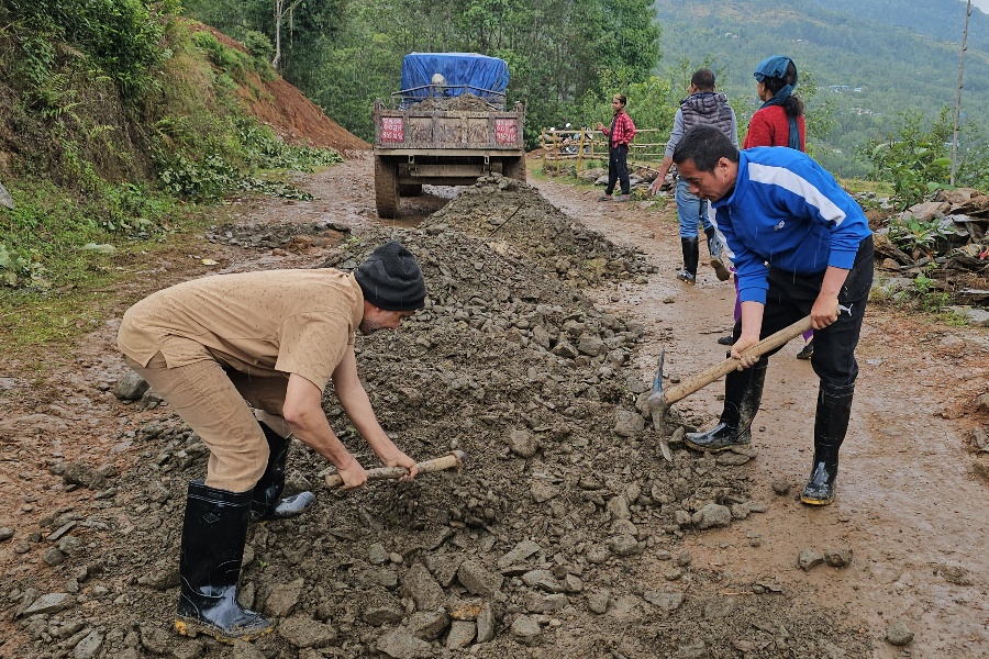 दिक्तेल रुपाकोट मझुवागढी नगरपालिकामा श्रमदान अभियान