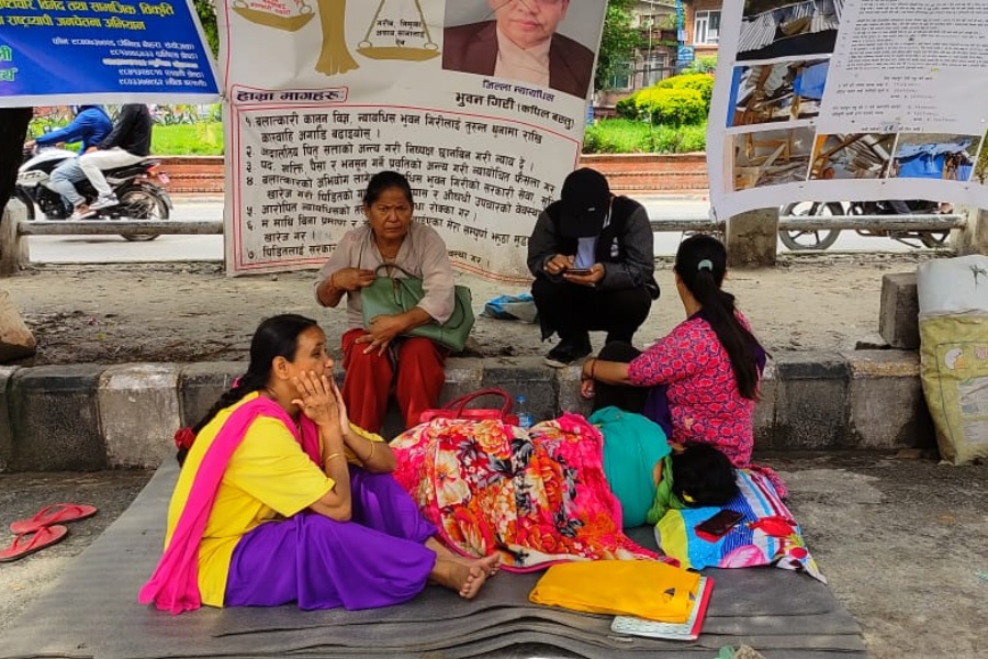 न्याय माग्दै दुई महिनादेखि अनशनरत न्यायाधीशकी पत्नीको स्वास्थ्य गम्भीर बन्दै