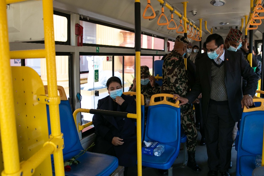 साझाको बिजुली बस चढेर पाटन पुगिन् राष्ट्रपति [तस्वीरहरू]