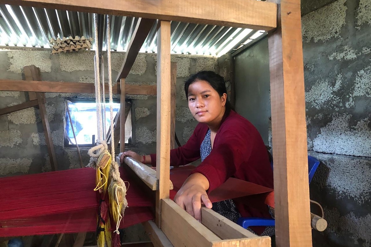 ढाका बुनेर आत्मनिर्भर बन्दै तनहुँका उद्यमी