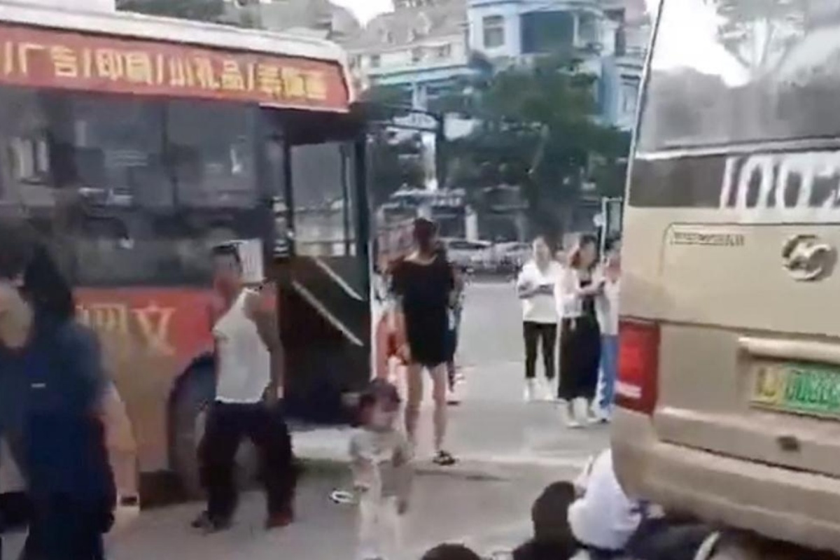 चीनमा स्कुल बस दुर्घटना: ११ जनाको मृत्यु, १३ घाइते