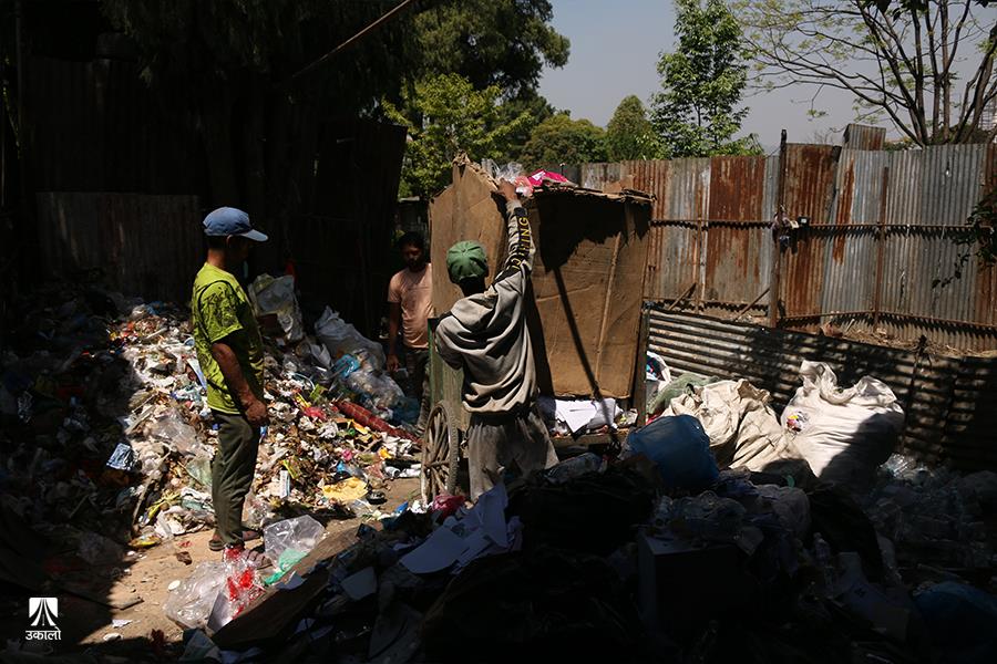 सिंहदरबारको फोहोर १८ दिनपछि उठ्यो