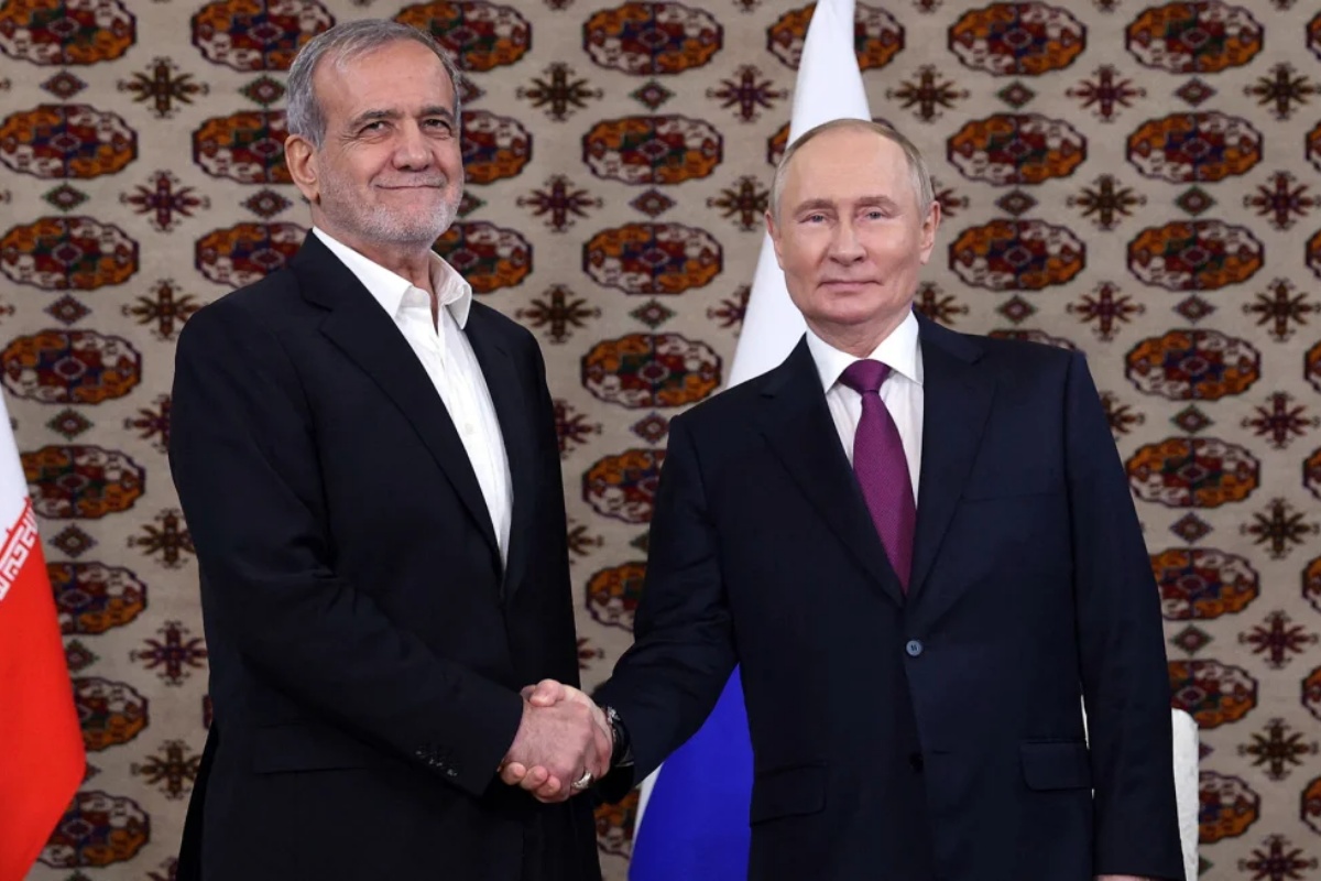 विस्तृत रणनीतिक साझेदारी सम्झौतामा हस्ताक्षर गर्दै रुस र इरान