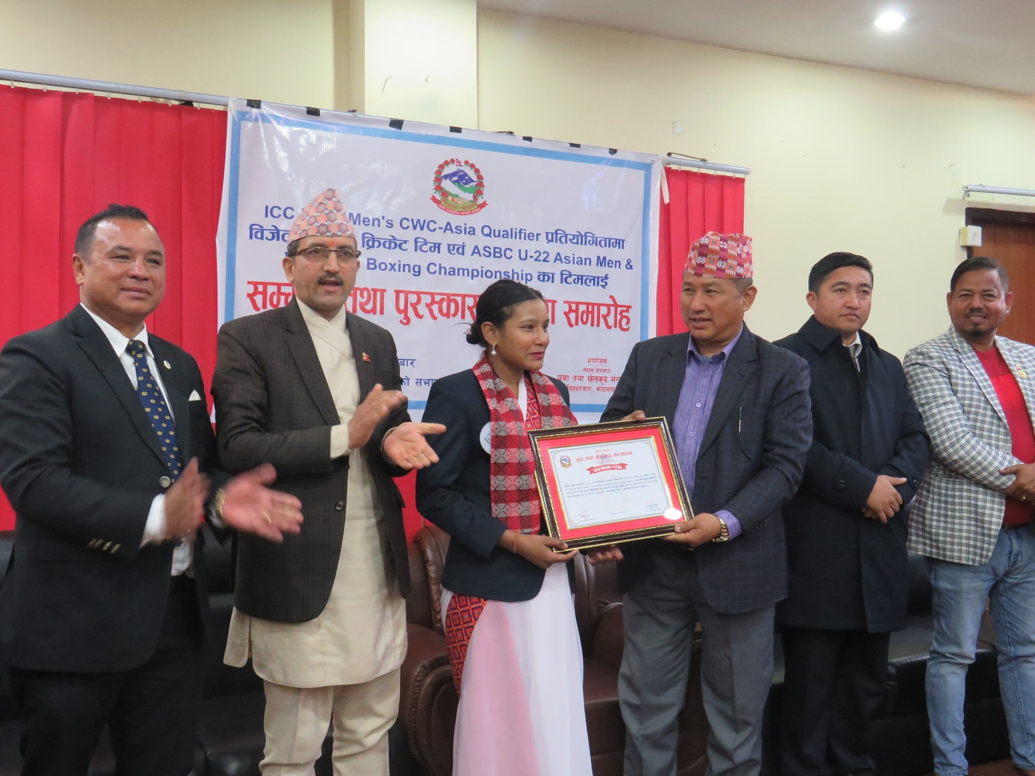 बक्सिङमा ऐतिहासिक रजत दिलाएकी सुष्मालाई ६ लाख रुपैयाँ प्रदान