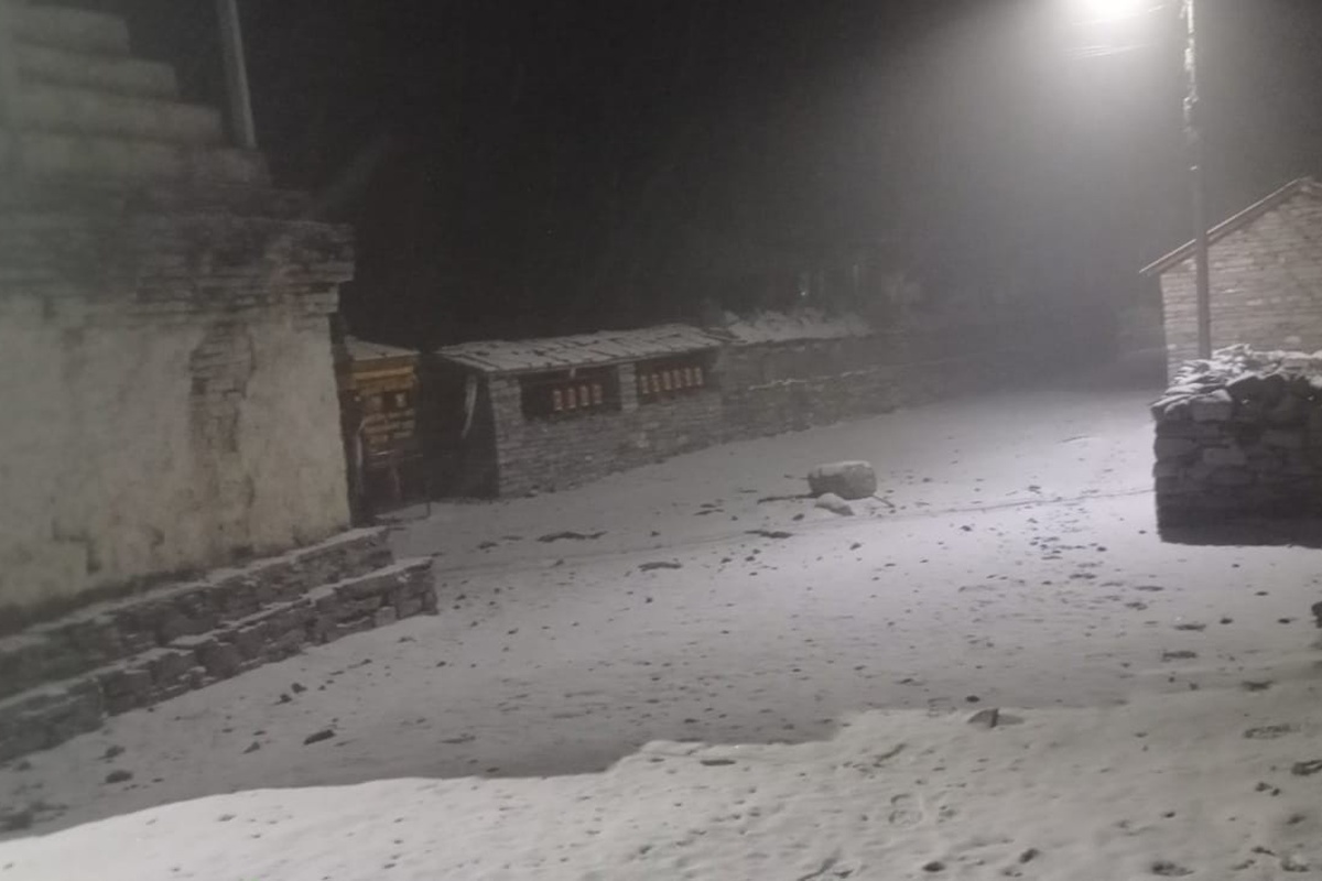 गोरखाको सामागाउँ क्षेत्रमा हिमपात, लार्केपास हिँडेका पर्यटक रोकिए