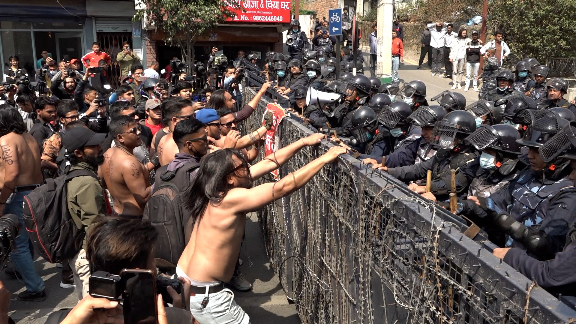 निषेधत क्षेत्र तोडेर ससद् भवन पस्न खोज्दा... (तस्वीरहरू)