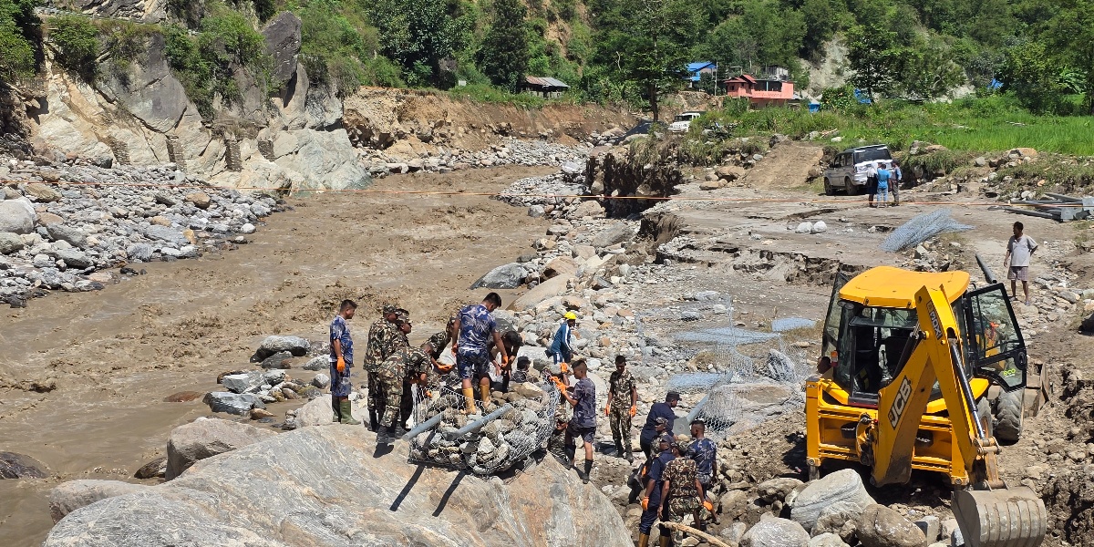 हेवाको पुल बगेपछि ताप्लेजुङमा सामान ढुवानीमा कठिनाइ, जनजीवन प्रभावित