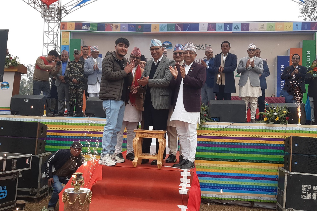 पोखरा भ्रमण वर्ष उद्घाटनका क्रममा बेलुन फुट्दा अर्थमन्त्री र नगरप्रमुख घाइते