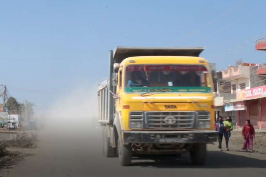 घोराही–तुलसीपुर सडक अलपत्र, स्थानीयलाई धुलोले सास्ती   