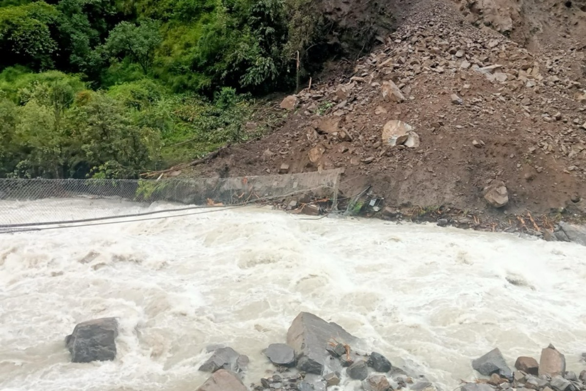 ताप्लेजुङको फक्ताङलुङमा पहिरो: २ घर र पुल बगे, कञ्चनजंघा पदमार्गमा क्षति