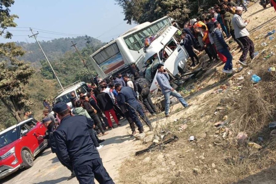 धादिङको गजुरीमा बस र माइक्रो ठोक्किँदा १ जनाको मृत्यु, १५ घाइते