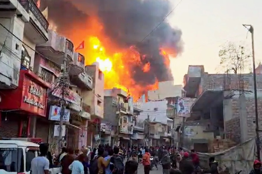 दिल्लीको एक उद्योगमा आगलागी हुँदा ११ जनाको मृत्यु