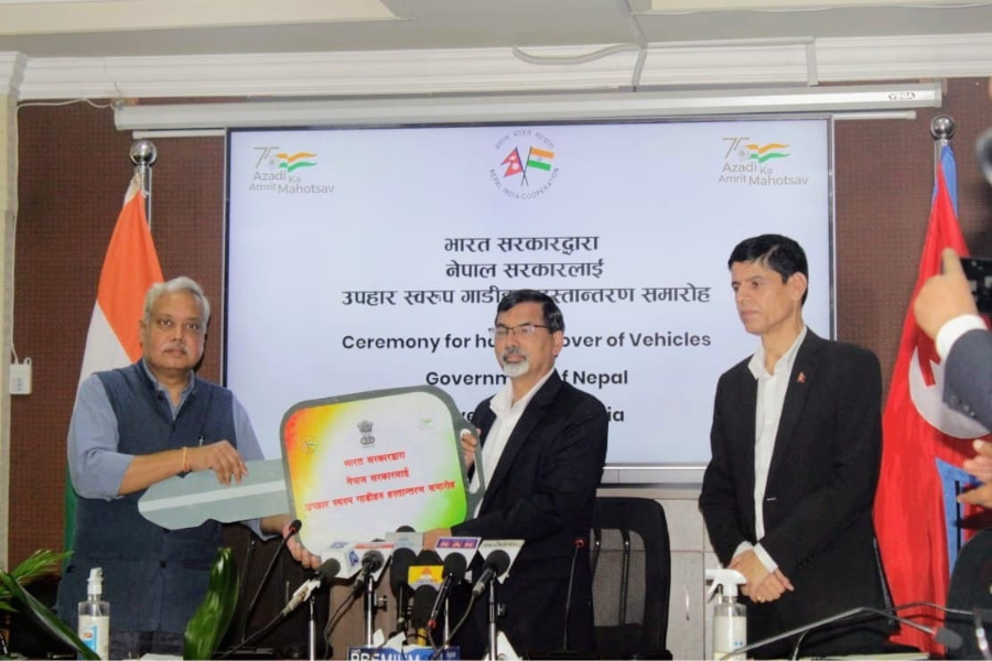 निर्वाचनका लागि भारतले नेपाललाई दियो २०० गाडी उपहार