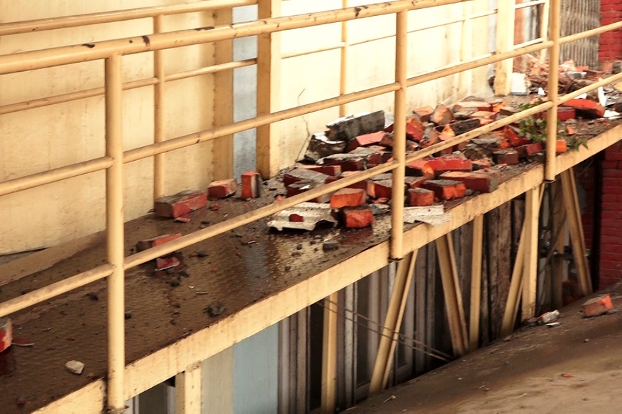 वीर अस्पतालको पर्खाल भत्किँदा बिरामी कुरुवा ४ जना घाइते