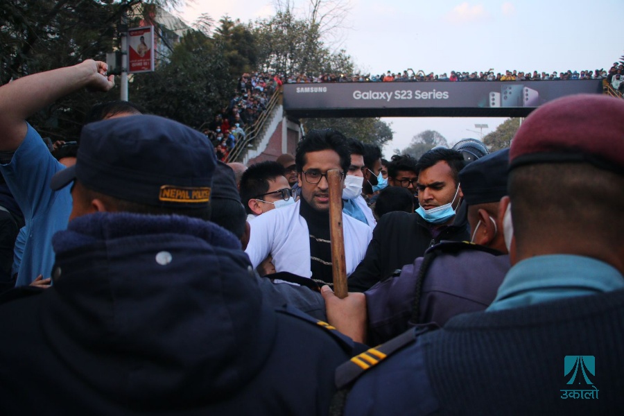 प्रहरीको लाठी चार्जबाट ट्रमा सेन्टरका डा. सिंह घाइते [तस्वीरहरू]