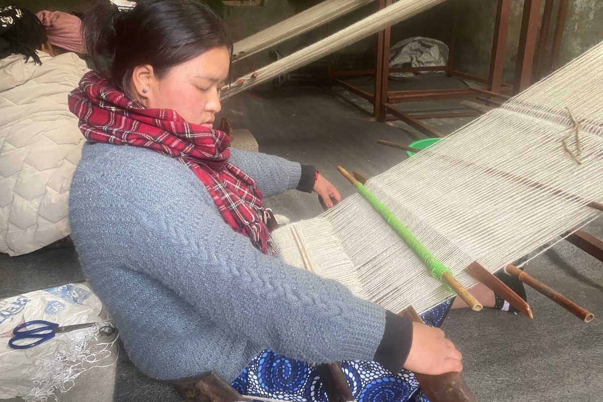 ऊनबाट आम्दानी खोजिरहेका गृहणी