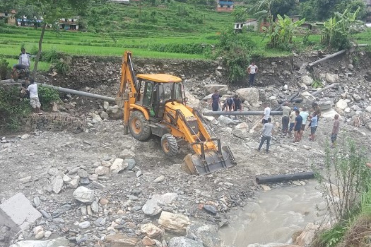 बाढीले पाइप बगाएपछि बागलुङ बजारमा खानेपानी अभाव