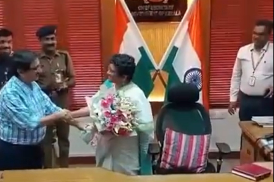 पतिको अवकासपछि पत्नीले सम्हालिन मुख्य सचिवको पद