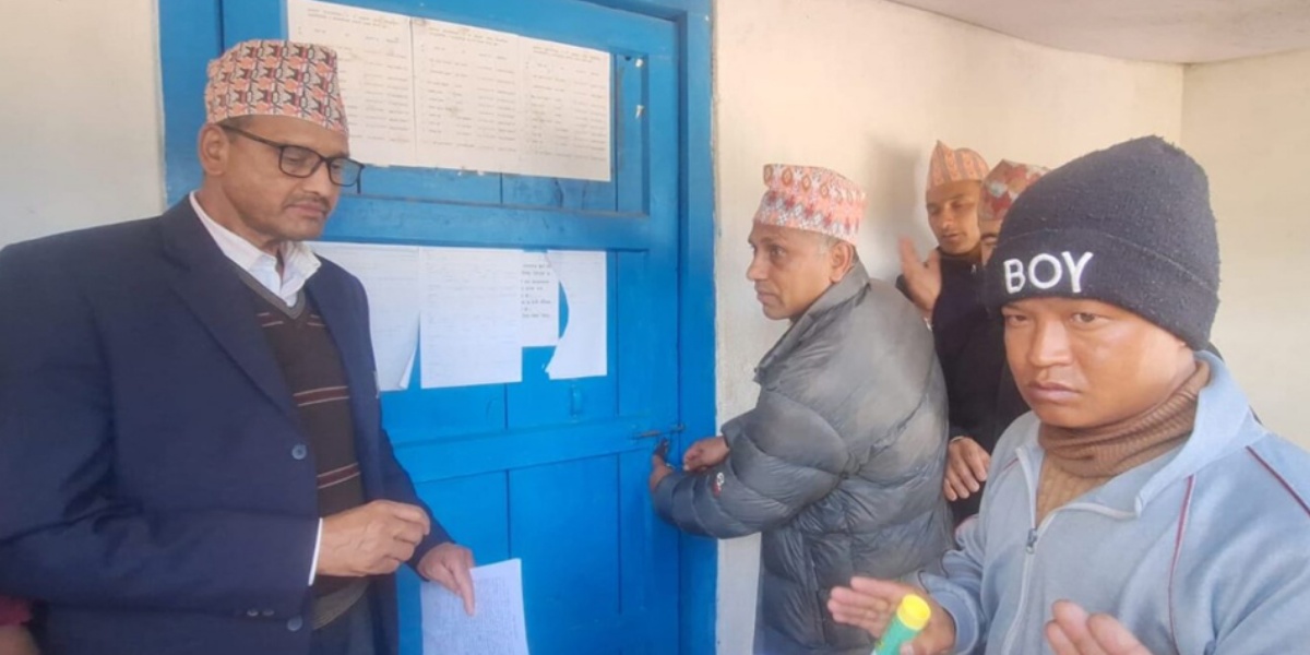 वडाध्यक्ष अमेरिका गएपछि स्थानीयले कार्यालयमा लगाए ताला