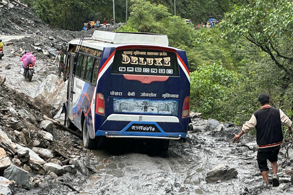 बेनी–जोमसोम–कोरला सडक: सिरुबारीको पहिरोमा दुर्घटनाको जोखिम
