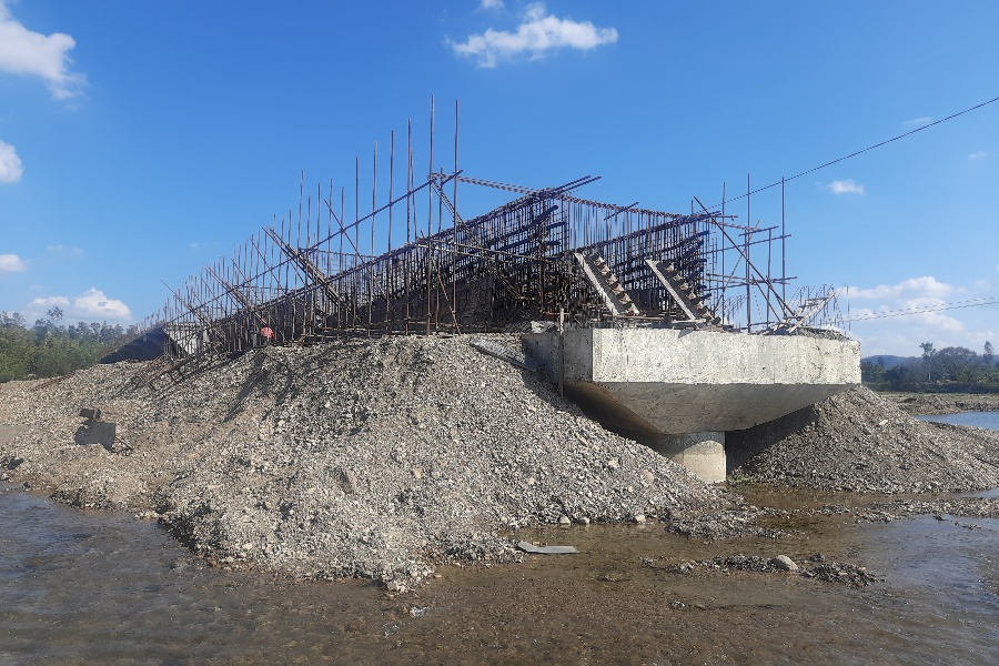 ठेकेदारको लापरबाही : ७ वर्षमा पनि बनेन हापुरखोला पुल