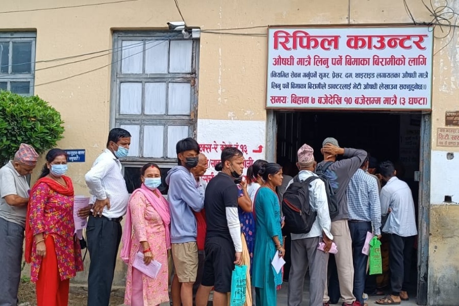 चितवनका अस्पतालमा बिरामीको चाप, स्वास्थ्य बीमाका बिरामीले पाएनन् भर्ना