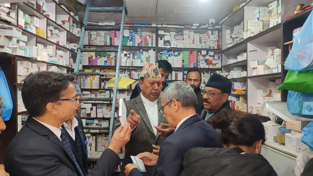 वीर अस्पतालअघि म्याद गुज्रेका औषधि बेच्ने २ फार्मेसी बन्द गर्न निर्देशन