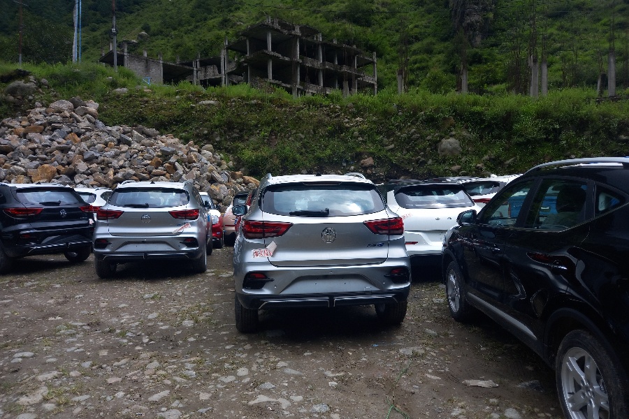 सडक हिलाम्मे भएपछि टिमुरमै रोकिए चीनबाट आयातित विद्युतीय सवारी