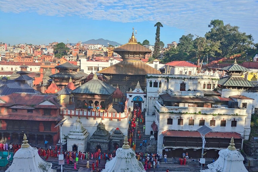 हरितालिका तीज पर्व मनाइँदै, शिव मन्दिरमा भक्तजनकाे घुइँचाे