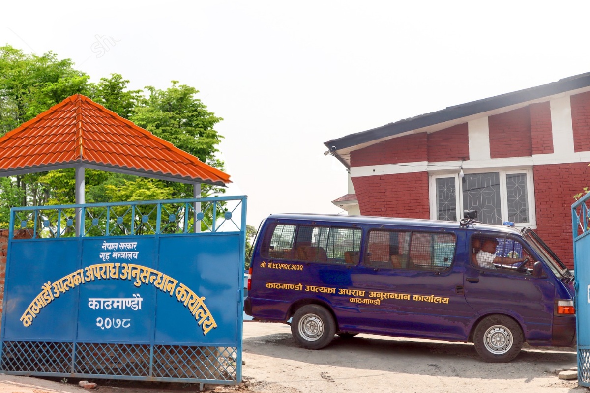 स्रोत नखुलेको ९८ लाख रुपैयाँसहित दरबारमार्गबाट २ जना पक्राउ