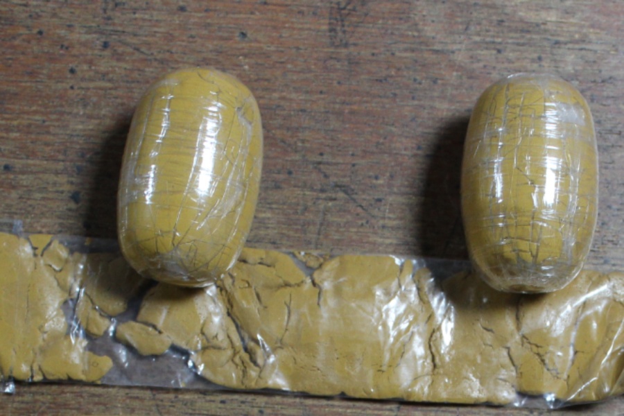 अर्धठोस अवस्थामा रहेको ८५५ ग्राम सुनसहित १ भारतीय नागरिक पक्राउ