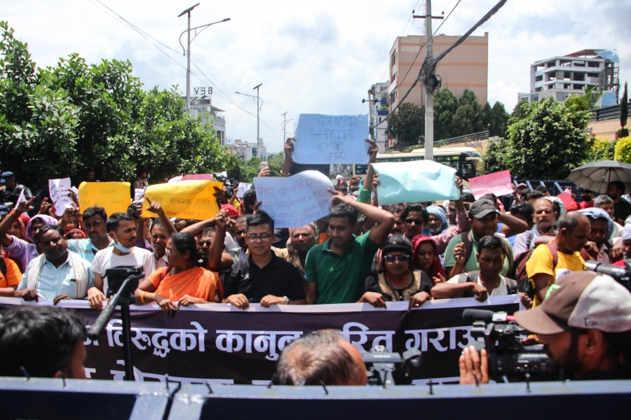 साहुकारलाई कारबाही गर्ने कानूनको माग गर्दै मिटरब्याज पीडितहरू पुनः आन्दोलित