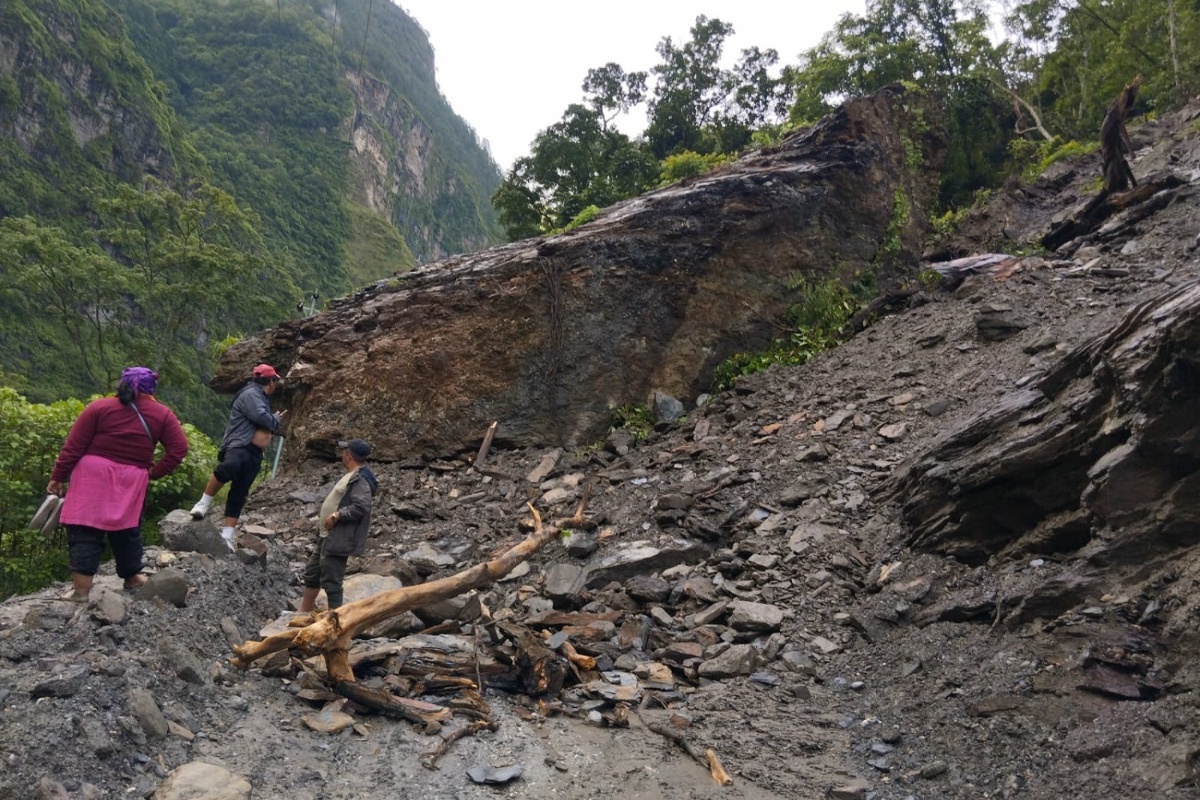 पहिरोले बेनी–जोमसोम सडक अवरुद्ध