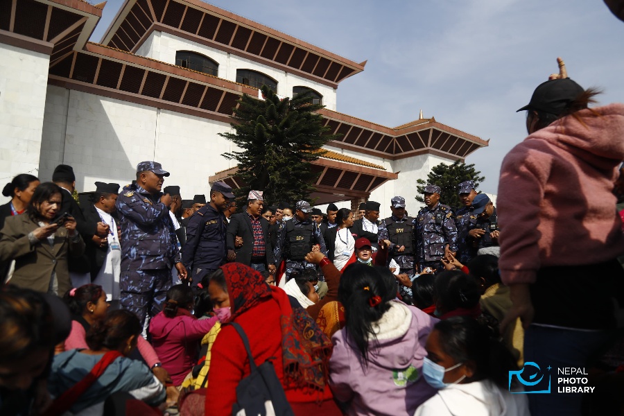 संसद् भवनमा लघुवित्त ऋणीहरूको विरोध प्रदर्शन (तस्वीरहरू)