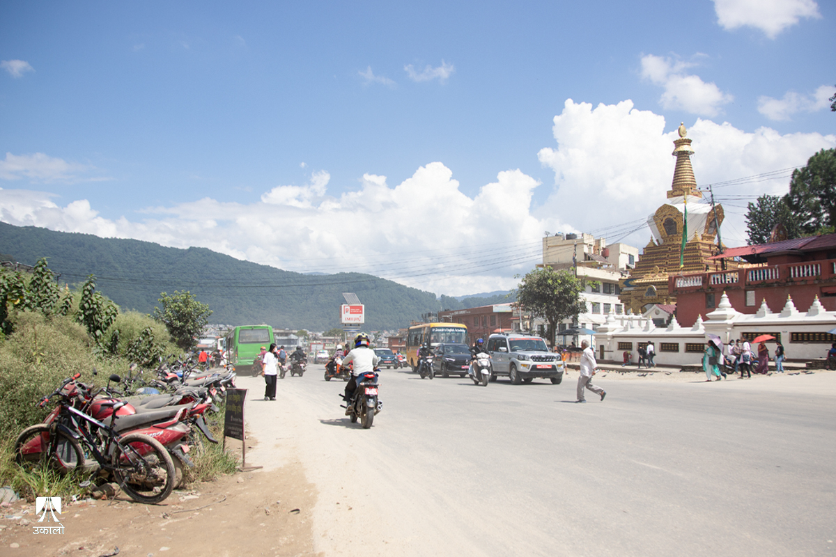 स्वयम्भूको शोभा र यात्रुको सुरक्षालाई चुनौती बन्दै सडकछेउमा प्रहरीले थुपारेका बेवारिसे सवारी (भिडियो कथा)