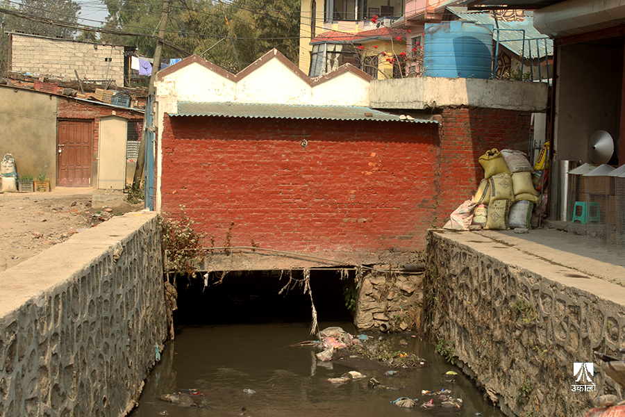 बग्दाबग्दैको खोला नै हराउँछन् काठमाडौँमा, कतै सडक त कतै घर निर्माण
