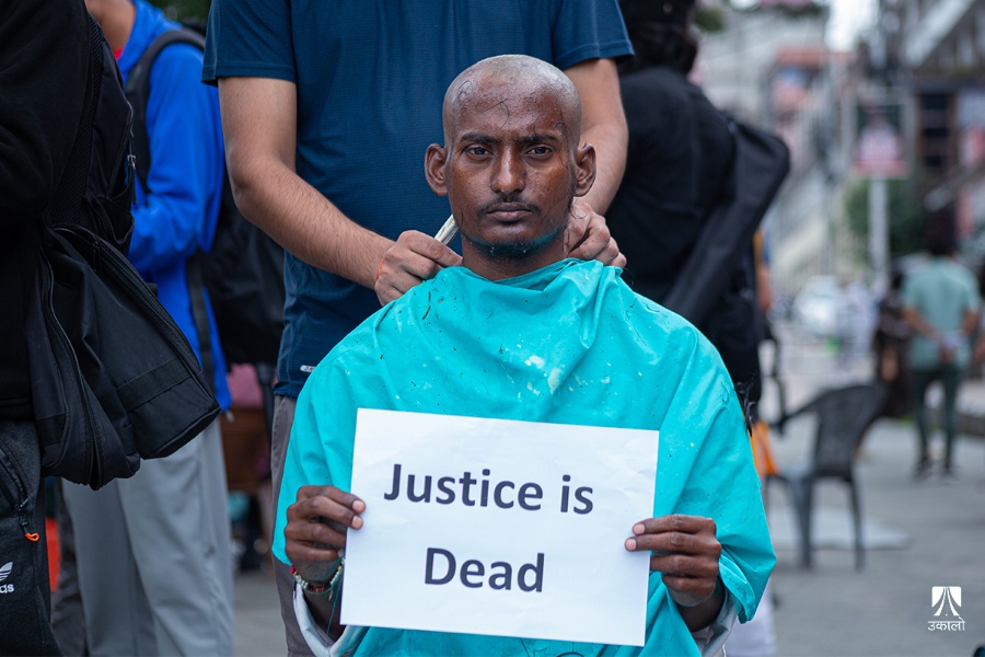 आरती साह प्रकरण : सरकारलाई मृत घोषित गर्दै ११ जनाले गरे कपाल मुण्डन (तस्वीरसहित)