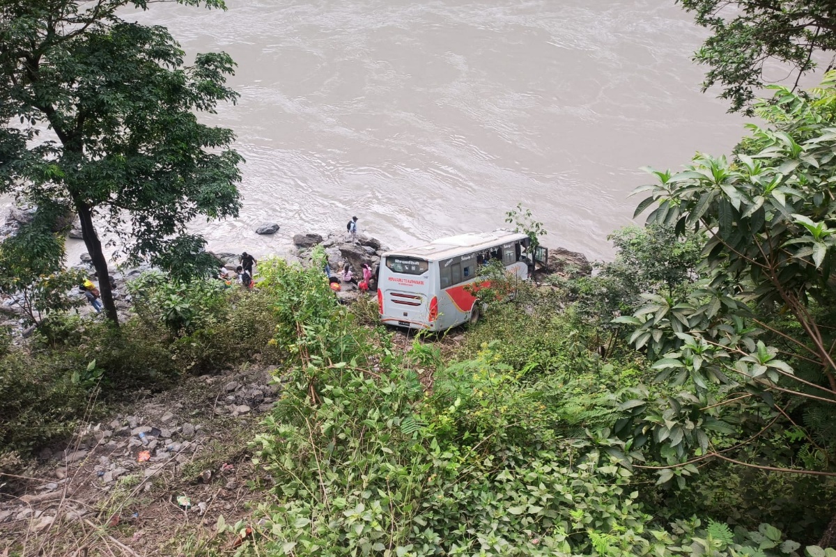 त्रिशूलीमा बस खस्यो: २० जना घाइते, ५ गम्भीर