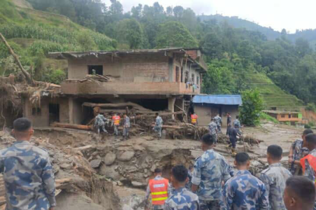 बाढीमा बेपत्ता महिलाको खोजी गर्न कुकुर परिचालन