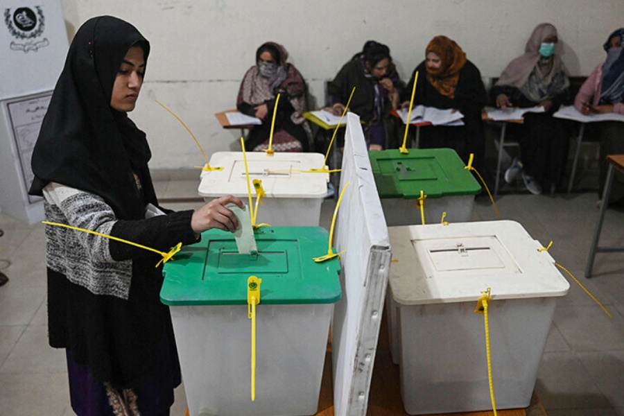 पाकिस्तान आम निर्वाचन: मतदान जारी, मोबाइल इन्टरनेट सेवा बन्द