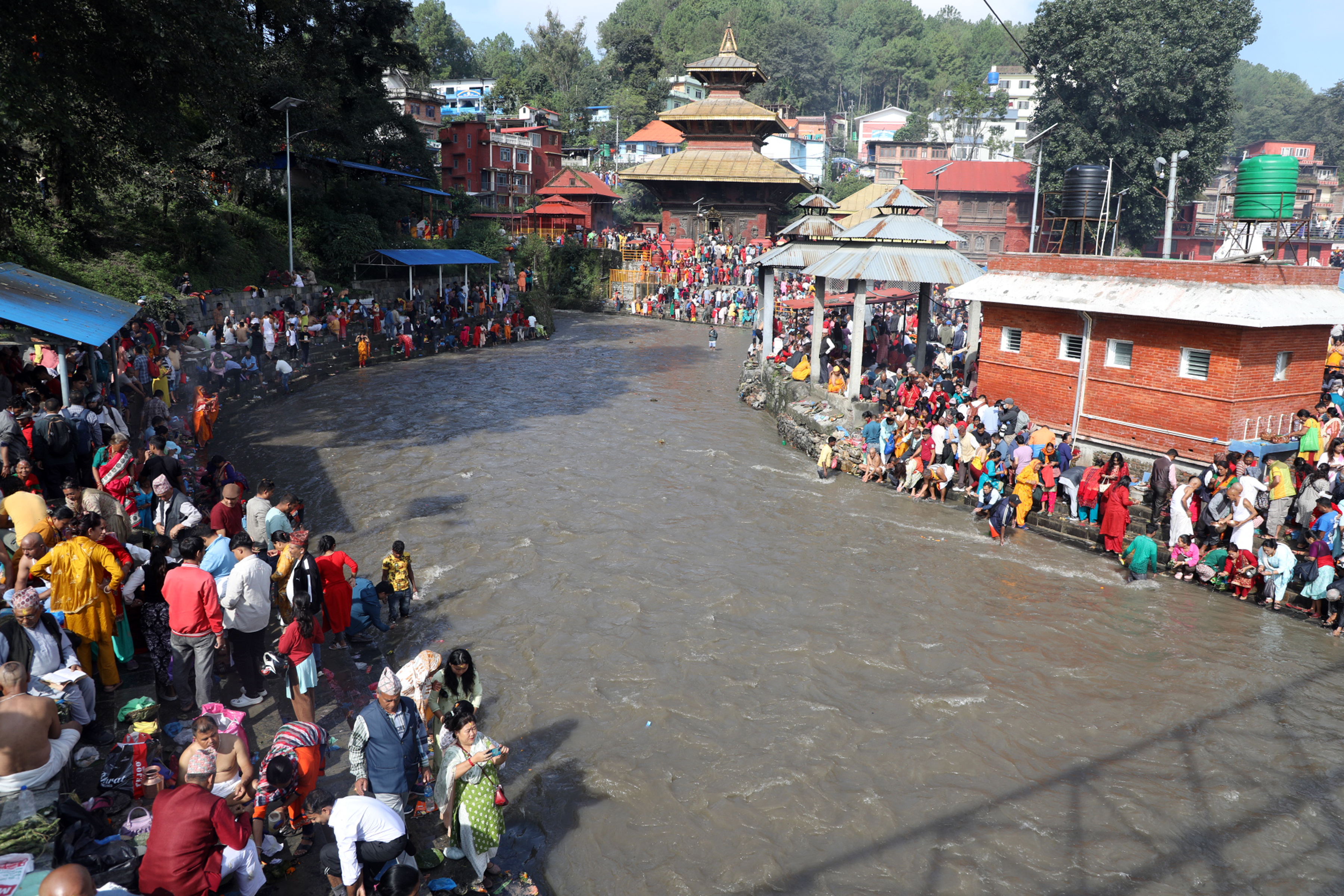 पितृप्रति श्रद्धा प्रकट गर्न बिहानैदेखि गोकर्णेश्वरमा भक्तजनको भीड