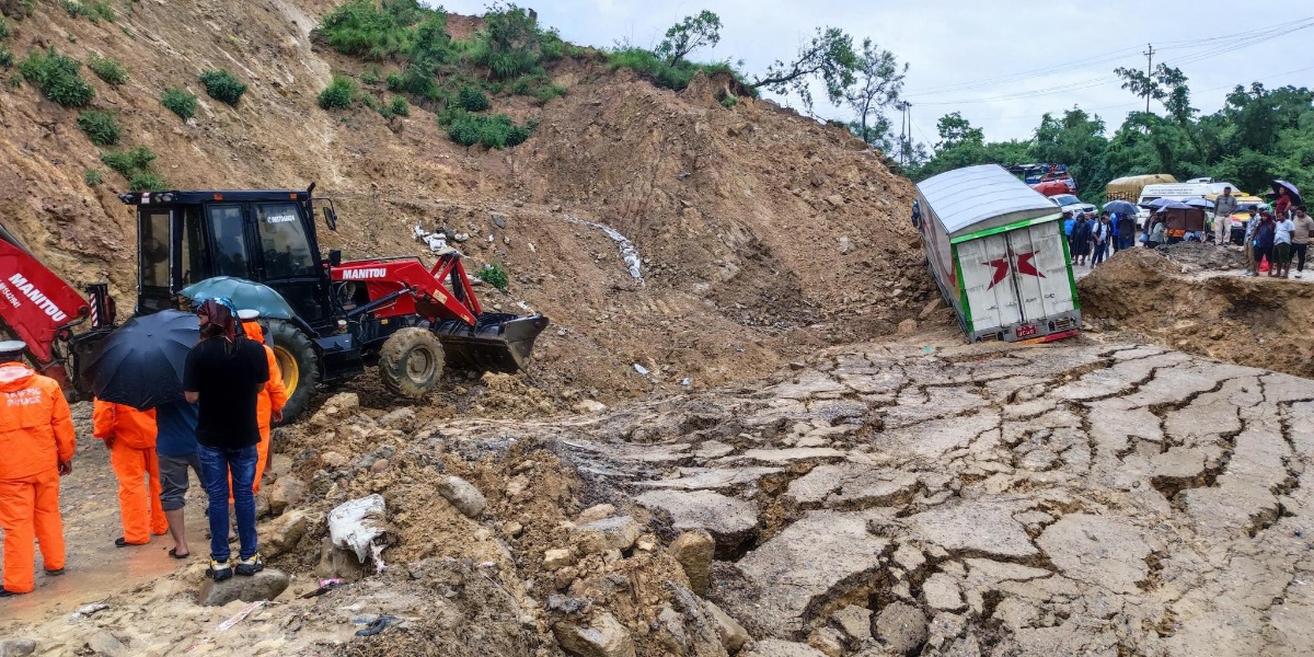 बाढीपहिरोले देशभर १० राजमार्ग पूर्ण रूपमा अवरुद्ध
